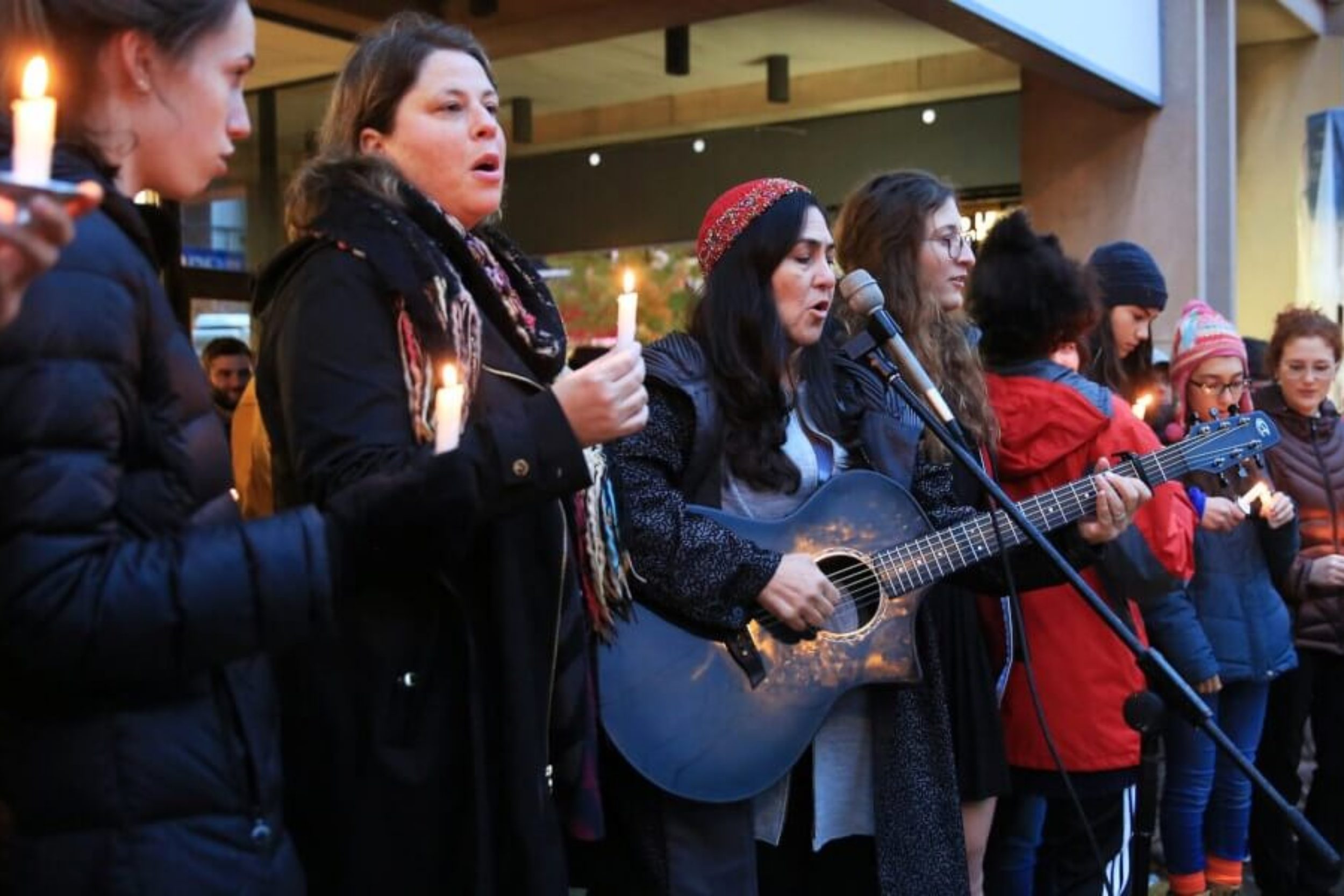 People mourn the loss of life as they hold a vigil for the victims of Pittsburgh synagogue shooting in Pittsburgh, Pennsylvania, U.S., October 27, 2018.   REUTERS/John Altdorfer  